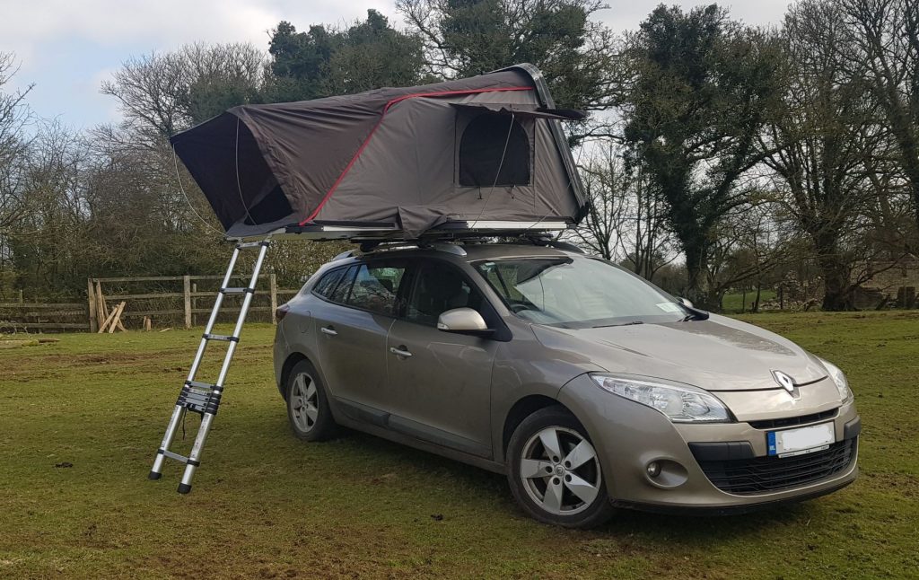 A mako56 Fold Out Roof Top Tent mounted to a car